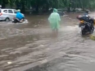 Genangan Tinggi, Lalu Lintas Bulevard Raya di Depan WGP Tersendat