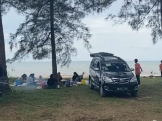 Pantai Rindu Alam, Masih Menjadi Destinasi Tujuan Wisata di Tanah Bumbu dengan Rindangnya Pohon Pinus