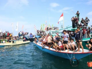 Ribuan Wisatawan Padati Puncak Pesona Budaya Mappanre Ri Tasi’e 2026 di Tanah Bumbu, Ekonomi Lokal Ikut Bergeliat
